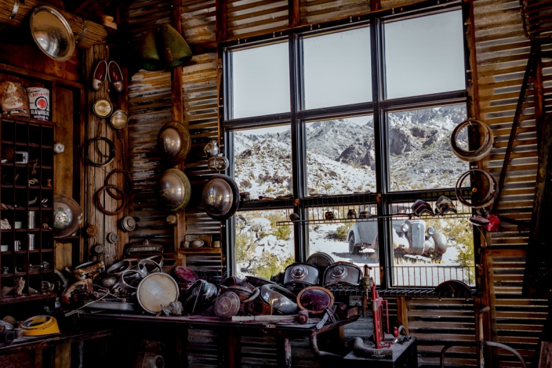 cordonnerie-BANDOL-min_shop_window_part_junk_abandoned-138873